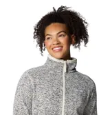 Campera polar Columbia modelo Sweater Weather Full, de color gris melange con detalles y cierre en color blanco. Cuenta con cuello alto, bolsillos laterales con cierre y logo de la marca bordado en el pecho.