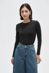 Body de manga larga confeccionado en poliamida, con diseño al cuerpo y cuello redondo a la base.