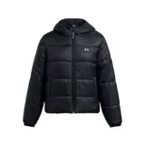 Campera puffer negra Under Armour, con capucha y cierre frontal completo. Presenta diseño acolchado horizontal, bolsillos laterales con cierre y el logo de la marca estampado en el pecho en color blanco.