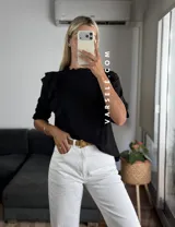 Blusa de símil lino color beige, con cuello redondo fruncido, doble volado en los hombros con detalle de encaje y manga 3/4.