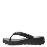Sandalias tipo chinela con plataforma, color negro con detalles en bronce. Presentan una tira superior con textura y una hebilla decorativa metálica en tono dorado.