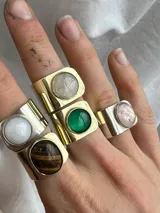 Anillo regulable artesanal con base ancha geométrica y piedra natural redonda en el centro.