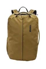 Mochila de viaje Thule Aion de 40 litros, color marrón, con diseño ergonómico y compartimento acolchado para laptop de hasta 17 pulgadas. Cuenta con bolsa enrollable extraíble de TPU, bolsillos organizadores internos y externos, y correas de compresión. Fabricada con tejido de lona encerada reciclada resistente al agua.