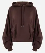 Hoodie de color marrón oscuro con diseño voluminoso tipo globo, capucha con cordón de ajuste, mangas largas abullonadas con pliegues y bolsillo canguro frontal.