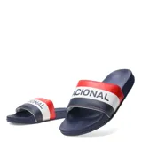 Chanclas azules con franja tricolor (rojo, blanco y azul) y la palabra "Nacional" estampada en blanco.