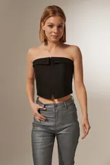 Top strapless negro con detalle de abertura en el centro del busto.