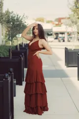 Vestido largo color ladrillo con breteles finos, escote en V y falda con volados en capas.