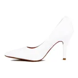 Zapato de tacón alto Vizzano, color blanco, con punta fina y detalle de aplique dorado en el lateral.