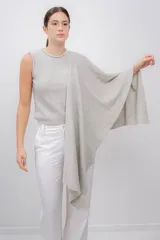 Ruana gris de tejido de punto, hecha de 100% baby alpaca.