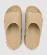 Ojota tipo slide Rider, confeccionada en PVC resistente, con diseño anatómico y suela con aberturas laterales para mayor ventilación y ligereza.