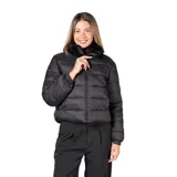 Campera de piel sintética negra, con cuello alto y cierre frontal. Diseño corto y holgado con acabado suave.