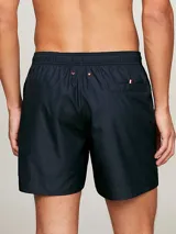 Short de baño azul marino, blanco y rojo con diseño de rayas diagonales y cordón rojo en la cintura.