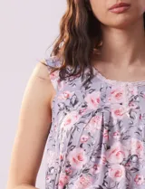 Conjunto de pijama marca René Rofé, compuesto por remera de mangas cortas con escote en V abotonado y pantalón capri con cintura elastizada. Diseño estampado con flores azules sobre fondo blanco.