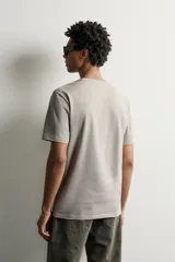 Camiseta slim fit negra de cuello redondo y manga corta.