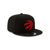 Gorro New Era negro con logo bordado de los Toronto Raptors en rojo.