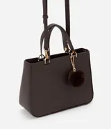 Cartera satchel mediana color beige, con cierre de cremallera, correa de mano y bretel largo desmontable. Incluye un llavero de pompón de piel sintética.