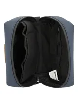 Neceser RKF modelo Wr Toiletry Bag, color azul navy, fabricado con poliéster reciclado repelente al agua. Cuenta con cierre superior y tiradores de cordón, y parche frontal de cuero sintético con el logo de la marca grabado.