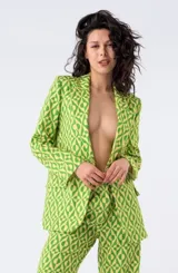 Blazer verde con estampado geométrico, solapas clásicas, bolsillos frontales con solapa y cierre de un botón.