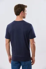 Remera azul de manga corta y cuello redondo, con texto bordado en el pecho.