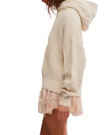 Hoodie de punto color crema, con capucha, manga larga abullonada y diseño oversized. Presenta tejido trenzado con patrones de rombos y textura de punto arroz en el cuerpo y mangas.