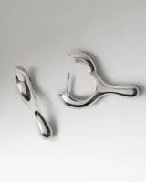 Caravanas PDPAOLA de plata, con diseño orgánico y acabado brillante.