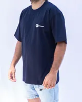 Remera azul marino de manga corta con cuello redondo y logo bordado en el pecho.