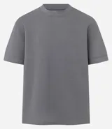 Remera oversize de manga corta color negro, confeccionada en algodón y poliéster.