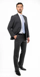 Ambo de vestir para hombre compuesto por saco de dos botones y pantalón de corte recto, confeccionado en tejido twill de poliéster y viscosa. El saco presenta solapas clásicas, bolsillos con solapa y un diseño de calce confortable.