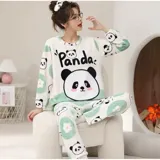 Conjunto de pijama de dos piezas confeccionado en tela de plush suave y abrigada. Incluye una remera de manga larga con diseño estampado de Totoro y pantalón largo a juego con puños en contraste.