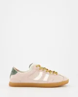 Championes Coolway Kizuna de gamuza rosa con detalles en blanco, verde y suela color caramelo.