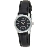 Reloj analógico Casio con caja de acero plateado y esfera negra con números arábigos. Cuenta con ventana de fecha y correa de cuero negro con textura de cocodrilo.