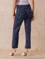 Pantalón de gabardina elastizada con estampado floral multicolor, pretina ancha elastizada y corte recto.