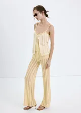 Pantalón largo de punto en color amarillo, con diseño wide leg y forro interior, cintura ajustable con goma.