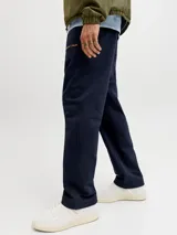 Pantalón jogging azul marino de fit relajado, tiro medio y cintura elástica. Confeccionado en tejido de felpa sin frisa, cuenta con elástico en la cintura, cordón ajustable y bordado sutil en el lateral.