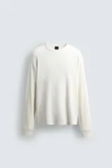 Camiseta de manga larga con cuello redondo, confeccionada en tejido de algodón con textura tipo waffle y acabados en rib.