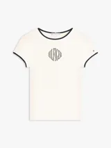 Remera Tommy Hilfiger de corte slim, color blanco, con diseño ringer de cuello redondo y puños en contraste azul marino. Presenta bordado frontal con el nombre de la marca.
