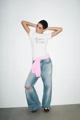 Camiseta rosa de cuello redondo y manga corta con estampado frontal de la frase "I ❤️ BEING DRAMATIC" con strass. Corte slim fit.