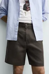 Bermuda regular fit azul marino confeccionada en lino, con bolsillos frontales, bolsillos traseros de doble vivo con botón y cierre frontal con cremallera y botón.