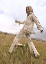 Pantalón de lana a cuadros color beige y blanco, entallado hasta la rodilla y con caída amplia tipo oxford, tajos laterales, elástico en la cintura y cierre oculto.