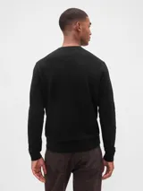 Buzo de cuello redondo confeccionado en tejido suave Cashsoft, de corte clásico y mangas largas con puños acanalados.