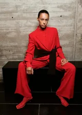 Pantalón de vestir rojo de corte recto y tiro medio, confeccionado en poliéster.