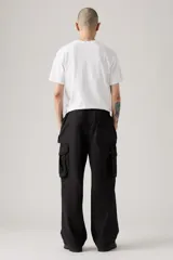 Pantalón cargo negro de corte holgado, con cintura elástica y cordón ajustable. Presenta bolsillos laterales y bolsillos cargo con solapa en los muslos.