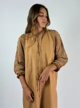 Vestido largo blanco de lino con mangas tres cuartos con detalle de crochet.