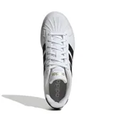 Championes Adidas Streettalk de diseño urbano, color blanco con las tres tiras laterales en negro. Presentan puntera reforzada tipo shell-toe, cierre con cordones y suela de goma.