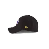 Gorro New Era negro con el logo de Los Angeles Lakers bordado en los paneles frontales en contorno de doble tono con los colores del equipo.