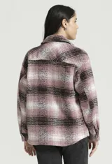 Campera Levis tipo shacket a cuadros rosas, negros y blancos, con cierre frontal con botones a presión, cuello camisero, bolsillos con solapa abotonada en el pecho y corte recto.