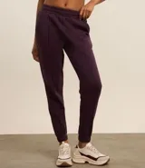 Pantalón de jogging deportivo color bordó, de cintura elástica, con frisos delanteros, bolsillos y puños en los tobillos.