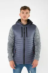 Campera híbrida con cuerpo acolchado en color gris azulado y mangas de felpa gris jaspeado. Cuenta con capucha, cierre frontal y bolsillos con cierres impermeables.