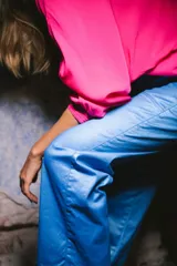 Pantalón jean de tiro alto color azul metálico, con bolsillos delanteros y traseros.