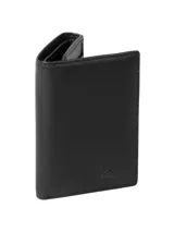 Billetera plegable de cuero negro con compartimento para billetes, ranuras para tarjetas y protección RFID, con el logo de la marca grabado en la parte frontal.